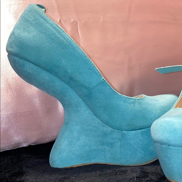 High heels - Picture 3 of 3